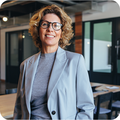 Femme professionnelle accueillante en costume debout dans un bureau